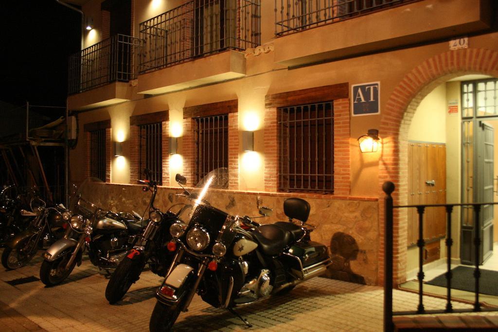 Apartamentos Turisticos Mirayuste Guadalupe  Zewnętrze zdjęcie