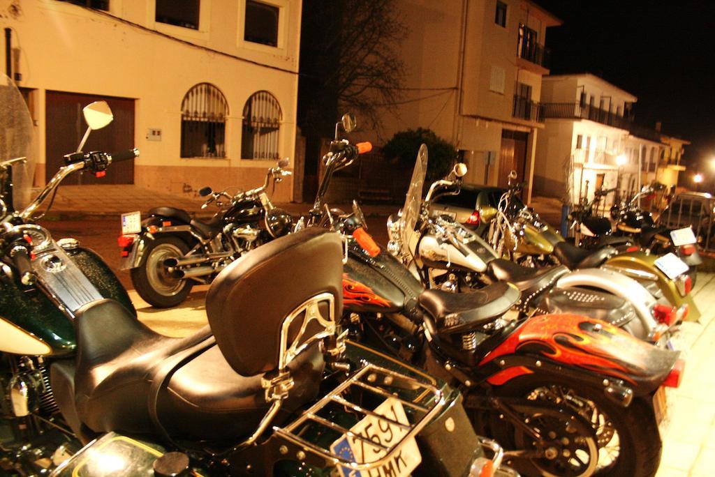 Apartamentos Turisticos Mirayuste Guadalupe  Zewnętrze zdjęcie